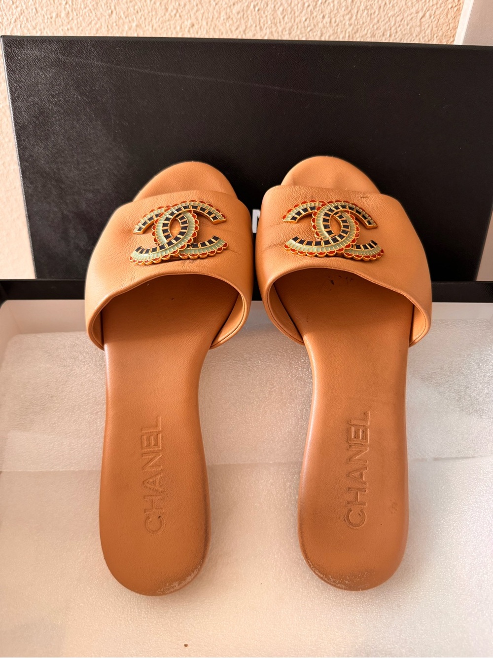 CHANEL Tan Leather Slide Sandals with Embellished CC Logo size 36 - Picture 4 of 9